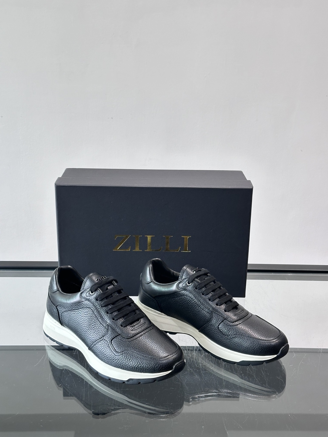 ZILLI男士牛皮运动鞋，选用优质牛皮，颗粒纹理质感满分，色调超有质感✨。白色橡胶鞋底，抓地力和舒适度都