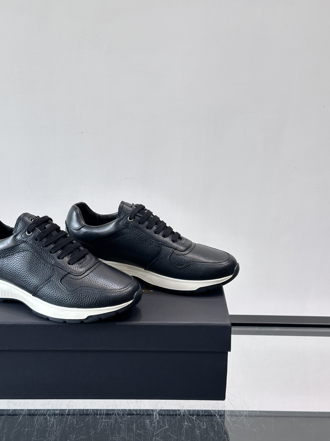 ZILLI男士牛皮运动鞋，选用优质牛皮，颗粒纹理质感满分，色调超有质感✨。白色橡胶鞋底，抓地力和舒适度都