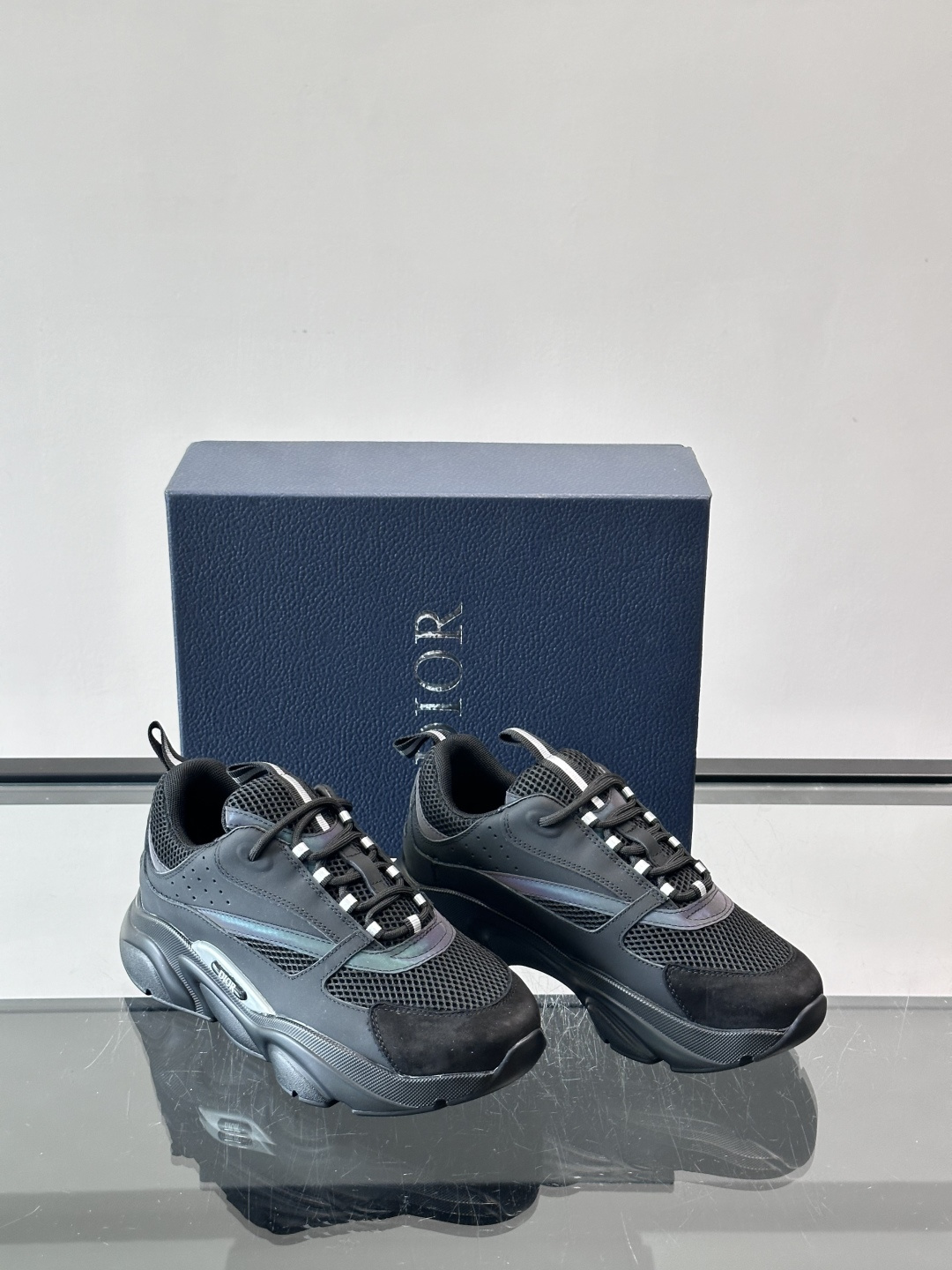 Dior B22复古慢跑鞋，灵感来自经典慢跑鞋，低帮厚底设计，牛皮革+网眼织物拼接，质感满分又透气。黑白