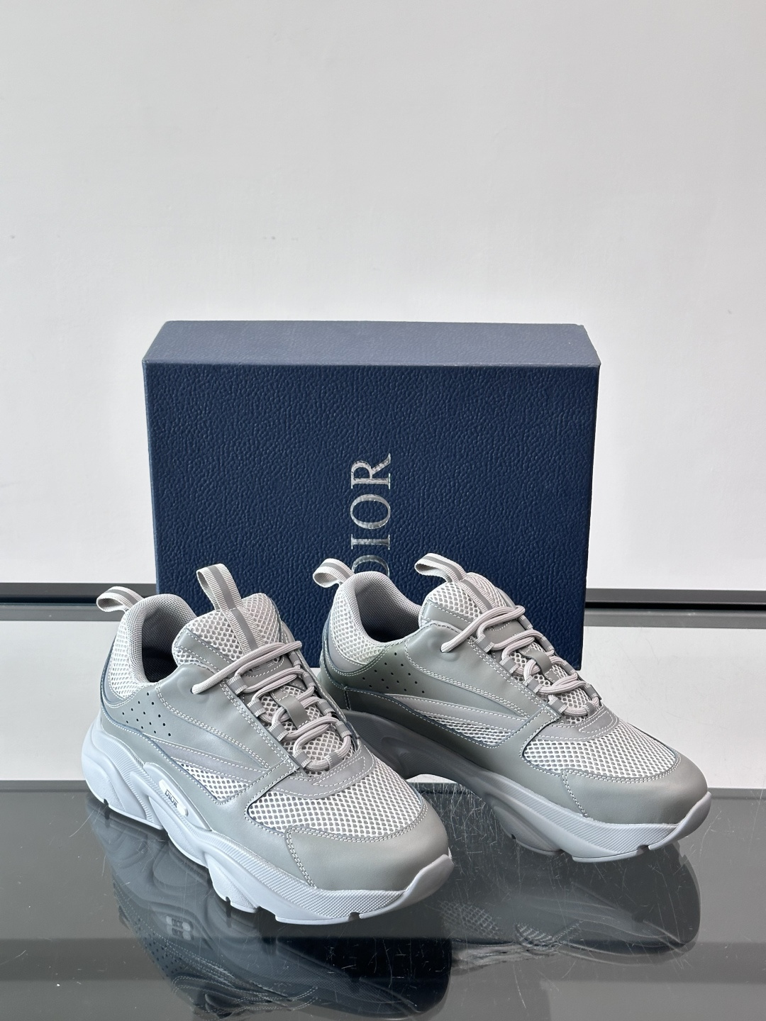 Dior B22复古慢跑鞋，灵感来自经典慢跑鞋，低帮厚底设计，牛皮革+网眼织物拼接，质感满分又透气。黑白