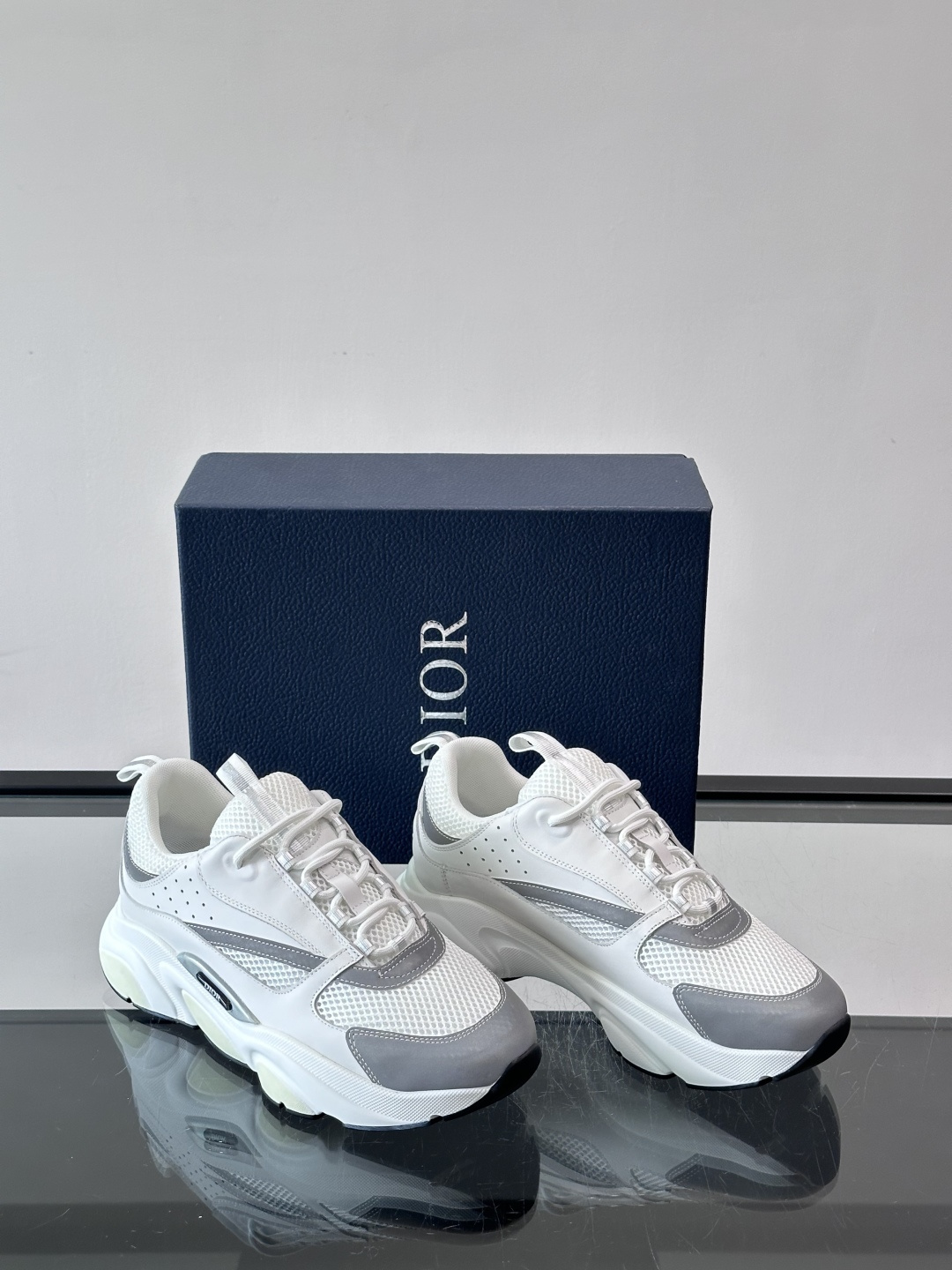 Dior B22复古慢跑鞋，灵感来自经典慢跑鞋，低帮厚底设计，牛皮革+网眼织物拼接，质感满分又透气。黑白