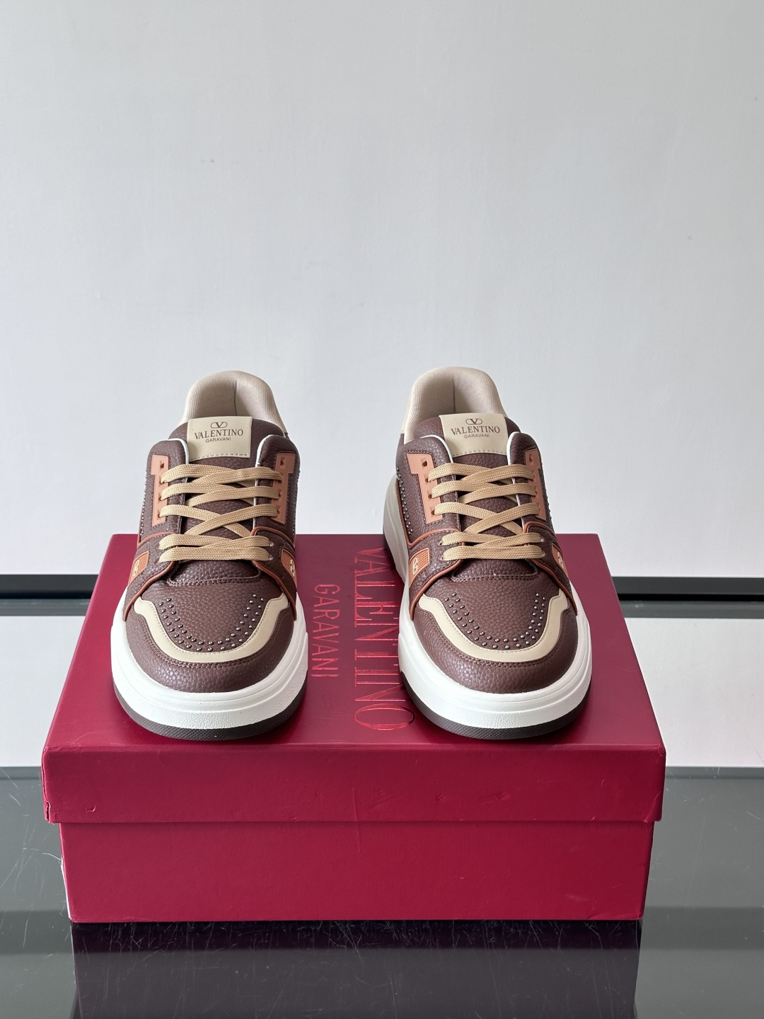 👟Valentino男士拼色厚底板鞋，多色拼接，简约又有层次感。鞋面优质牛皮，透气孔设计，穿着舒适不闷脚