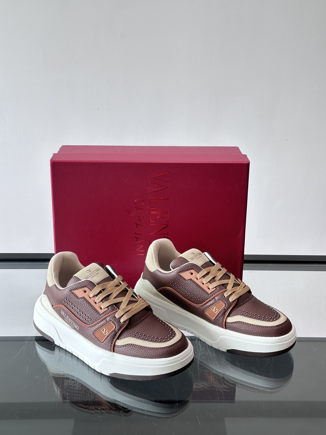 👟Valentino男士拼色厚底板鞋，多色拼接，简约又有层次感。鞋面优质牛皮，透气孔设计，穿着舒适不闷脚