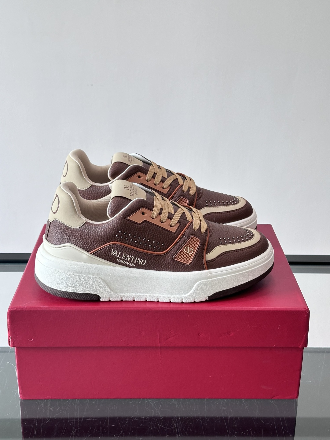 👟Valentino男士拼色厚底板鞋，多色拼接，简约又有层次感。鞋面优质牛皮，透气孔设计，穿着舒适不闷脚