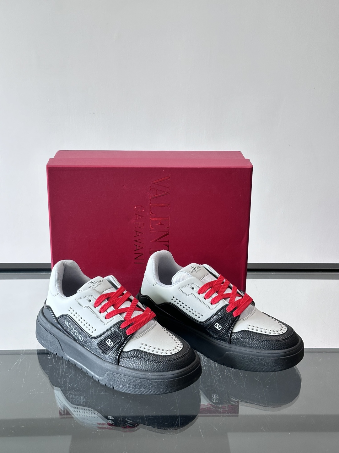 👟Valentino男士拼色厚底板鞋，多色拼接，简约又有层次感。鞋面优质牛皮，透气孔设计，穿着舒适不闷脚