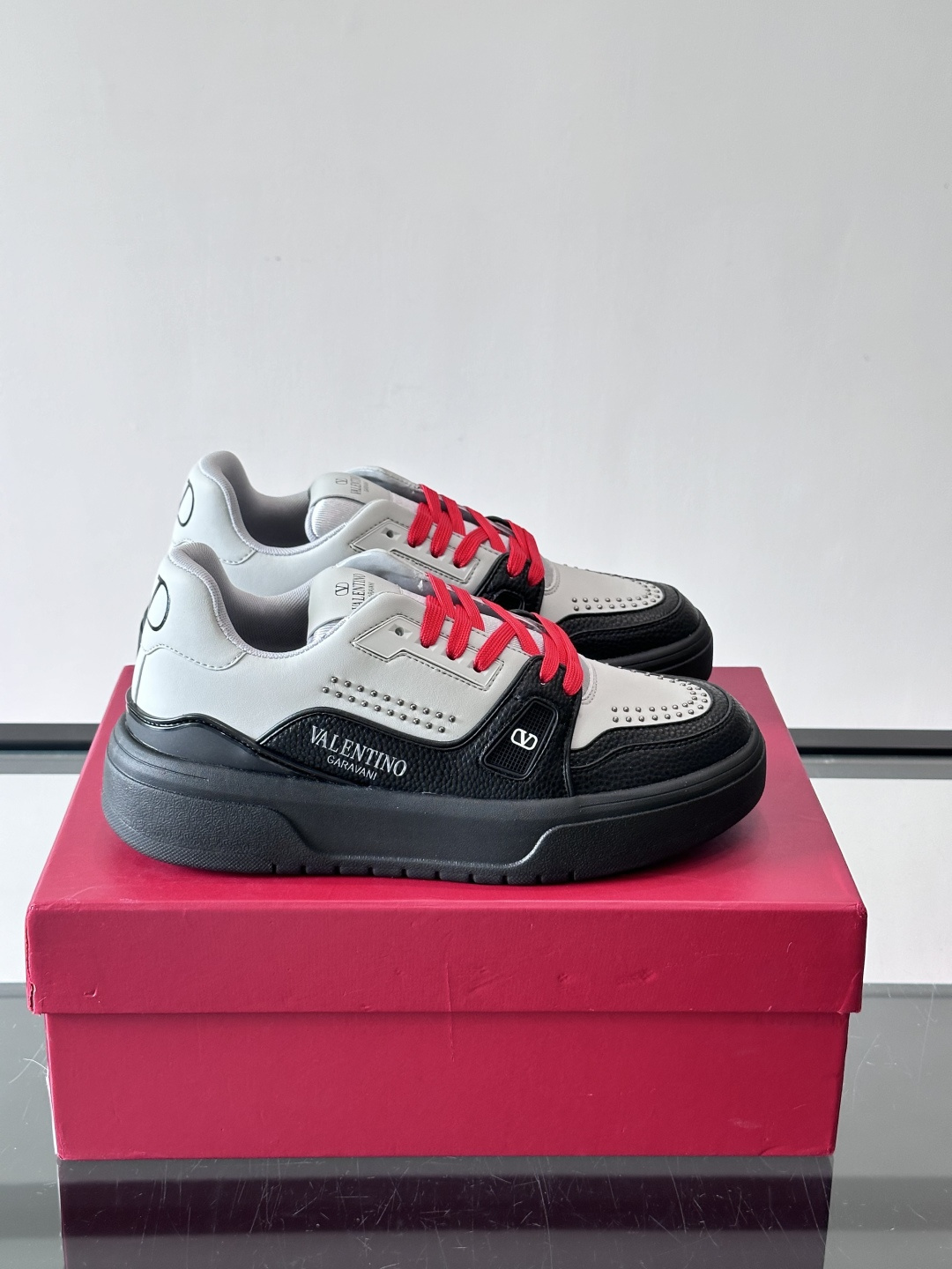 👟Valentino男士拼色厚底板鞋，多色拼接，简约又有层次感。鞋面优质牛皮，透气孔设计，穿着舒适不闷脚