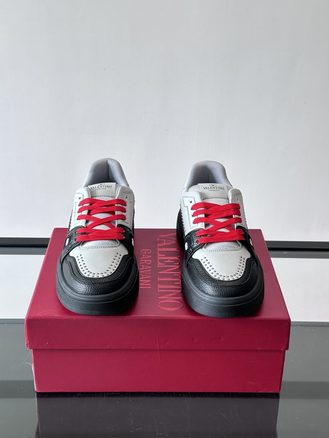 👟Valentino男士拼色厚底板鞋，多色拼接，简约又有层次感。鞋面优质牛皮，透气孔设计，穿着舒适不闷脚