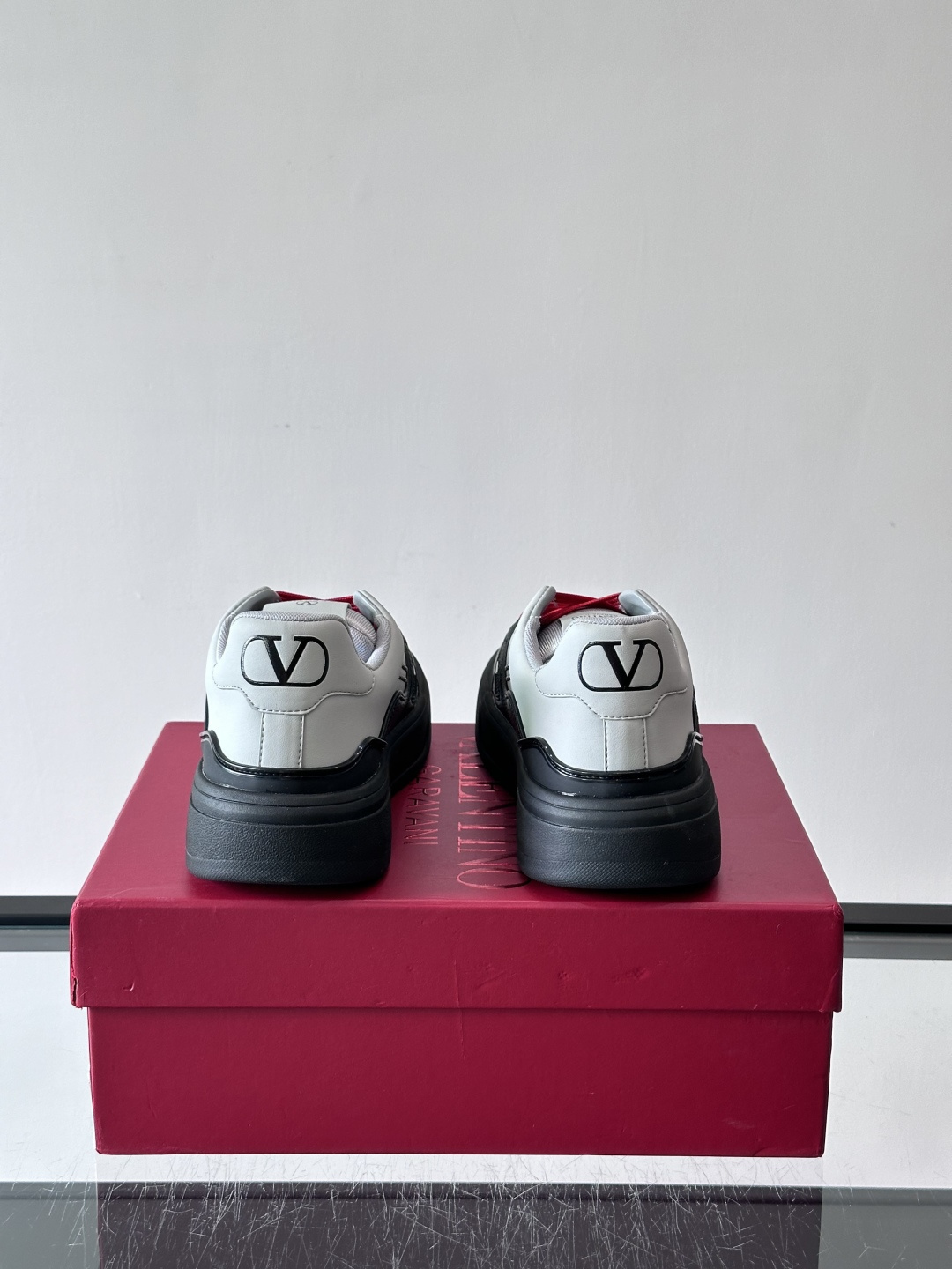 👟Valentino男士拼色厚底板鞋，多色拼接，简约又有层次感。鞋面优质牛皮，透气孔设计，穿着舒适不闷脚