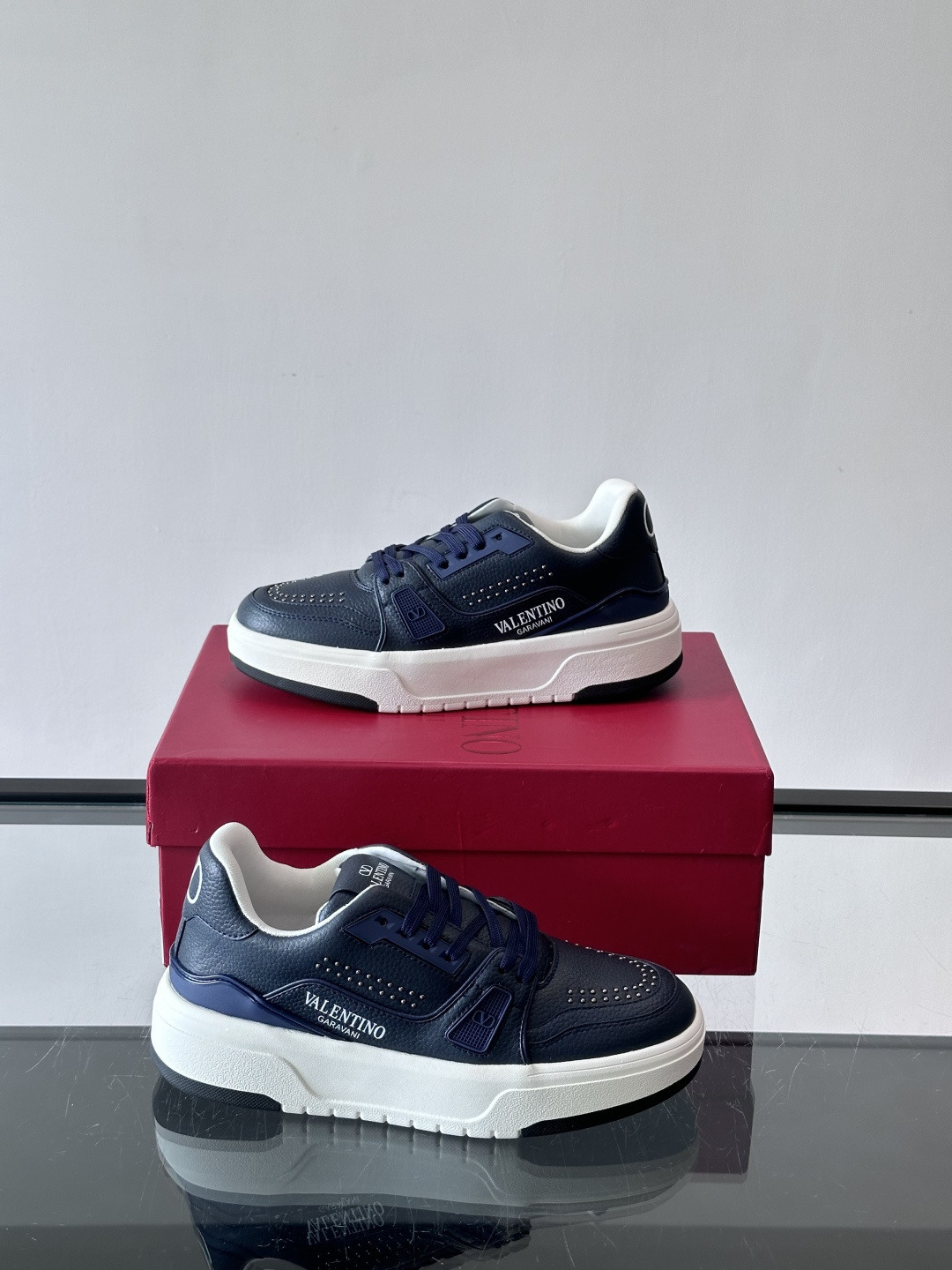 👟Valentino男士拼色厚底板鞋，多色拼接，简约又有层次感。鞋面优质牛皮，透气孔设计，穿着舒适不闷脚