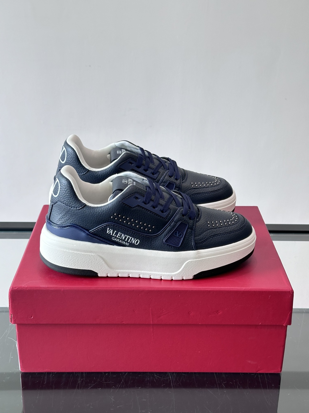 👟Valentino男士拼色厚底板鞋，多色拼接，简约又有层次感。鞋面优质牛皮，透气孔设计，穿着舒适不闷脚