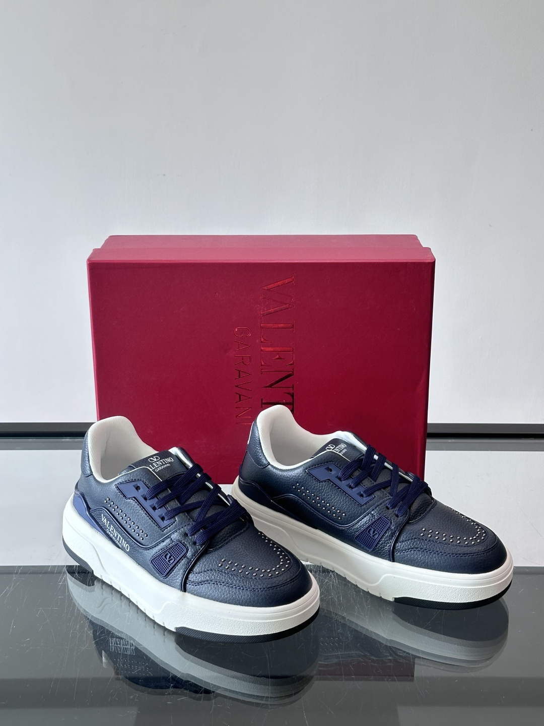 👟Valentino男士拼色厚底板鞋，多色拼接，简约又有层次感。鞋面优质牛皮，透气孔设计，穿着舒适不闷脚