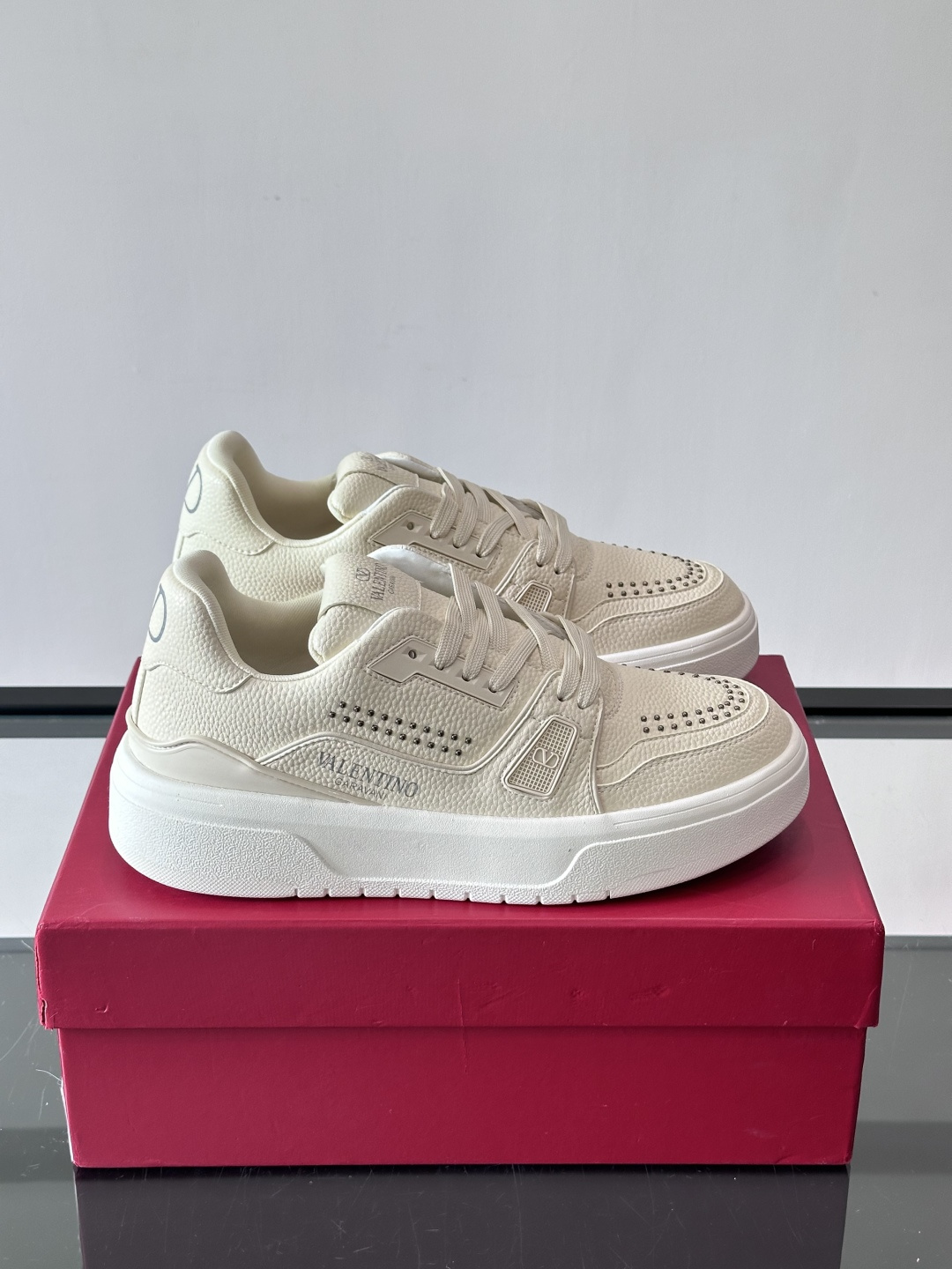 👟Valentino男士拼色厚底板鞋，多色拼接，简约又有层次感。鞋面优质牛皮，透气孔设计，穿着舒适不闷脚