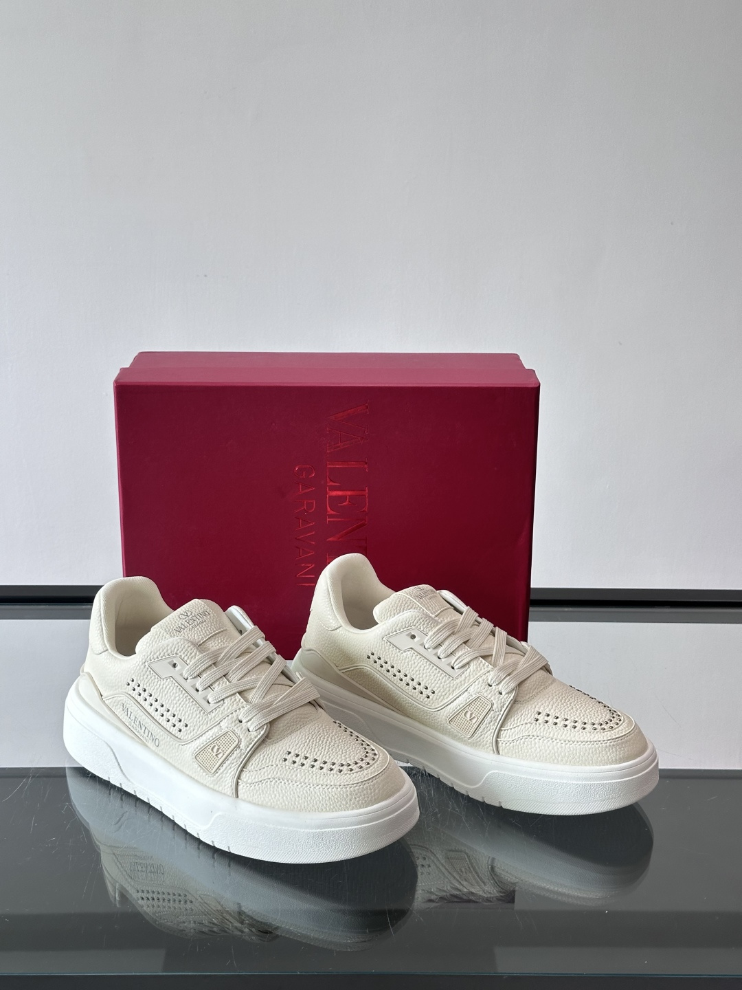 👟Valentino男士拼色厚底板鞋，多色拼接，简约又有层次感。鞋面优质牛皮，透气孔设计，穿着舒适不闷脚