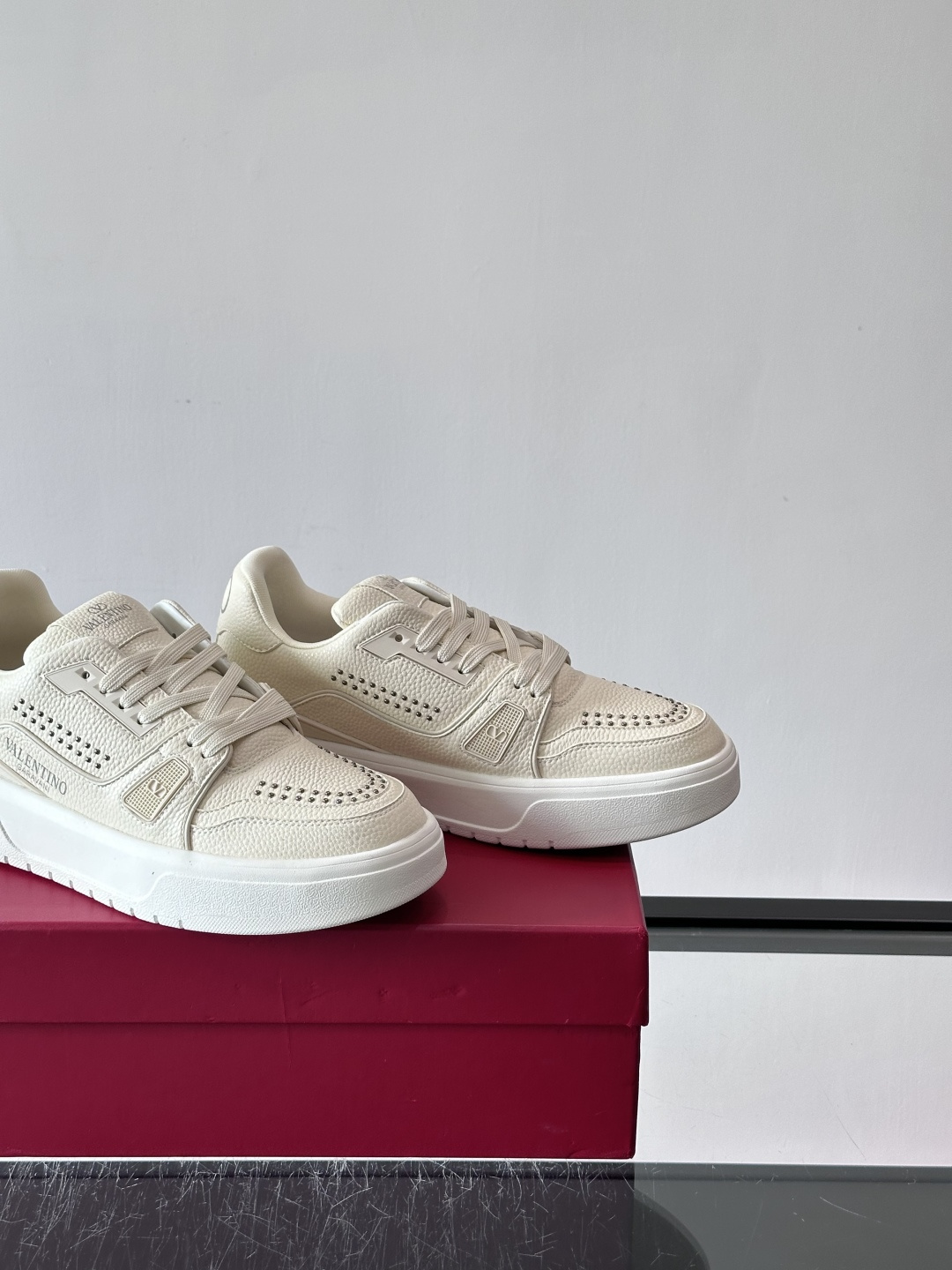 👟Valentino男士拼色厚底板鞋，多色拼接，简约又有层次感。鞋面优质牛皮，透气孔设计，穿着舒适不闷脚