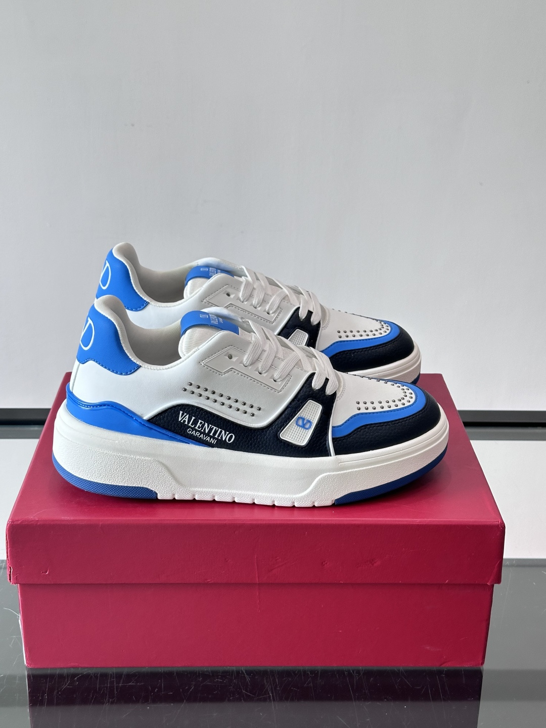 👟Valentino男士拼色厚底板鞋，多色拼接，简约又有层次感。鞋面优质牛皮，透气孔设计，穿着舒适不闷脚