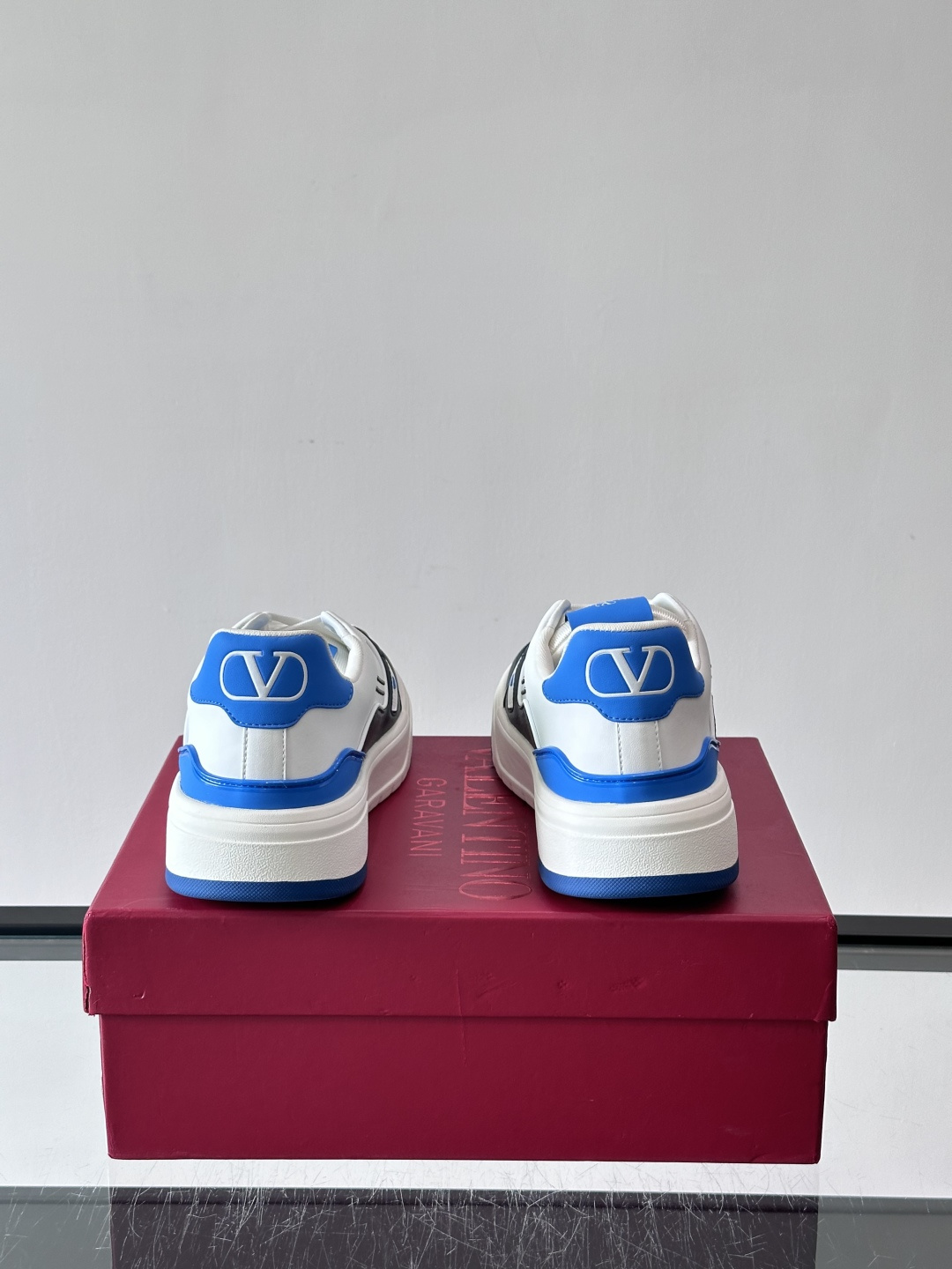 👟Valentino男士拼色厚底板鞋，多色拼接，简约又有层次感。鞋面优质牛皮，透气孔设计，穿着舒适不闷脚