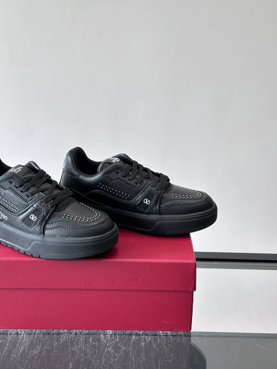 👟Valentino男士拼色厚底板鞋，多色拼接，简约又有层次感。鞋面优质牛皮，透气孔设计，穿着舒适不闷脚