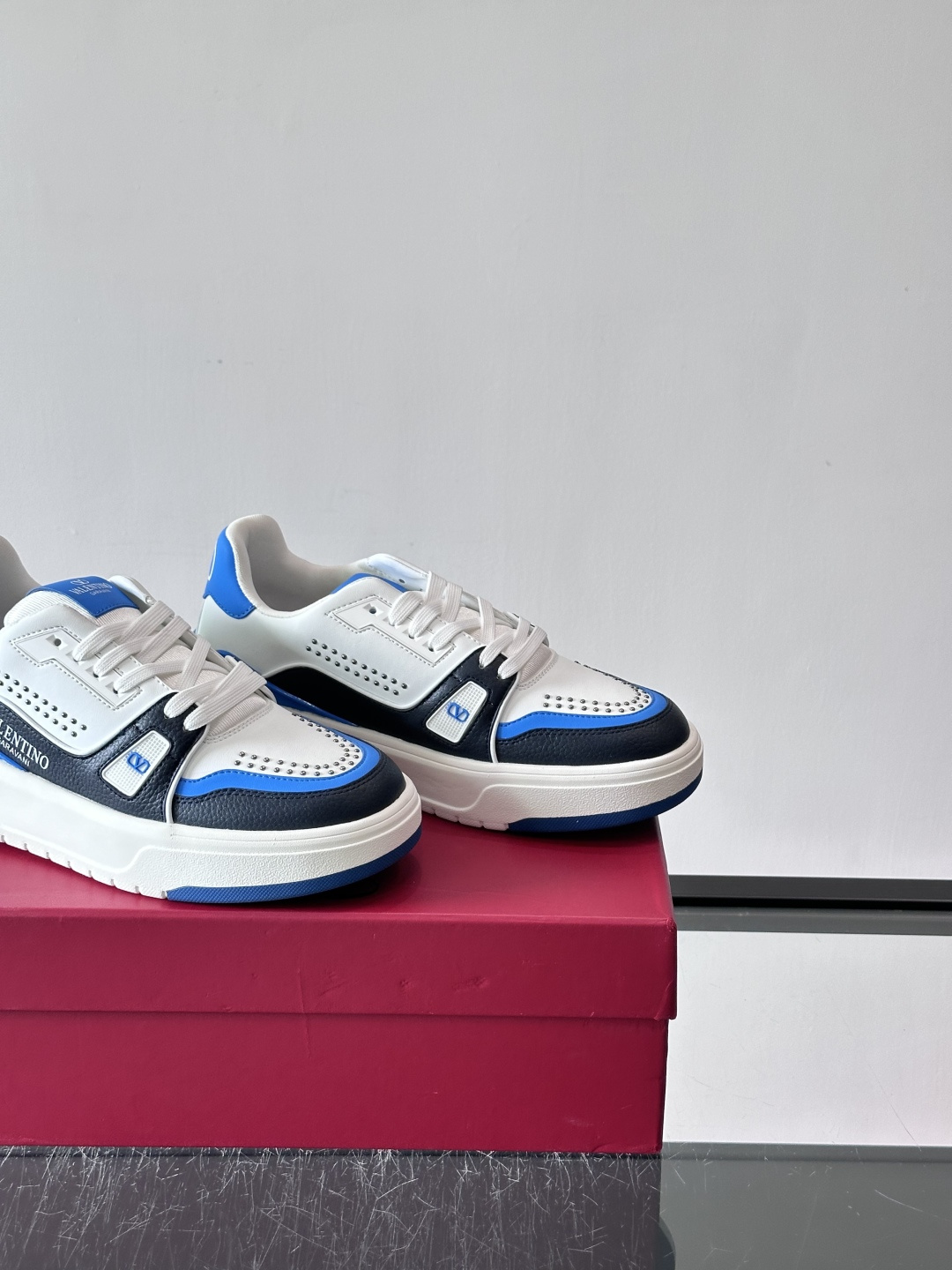 👟Valentino男士拼色厚底板鞋，多色拼接，简约又有层次感。鞋面优质牛皮，透气孔设计，穿着舒适不闷脚