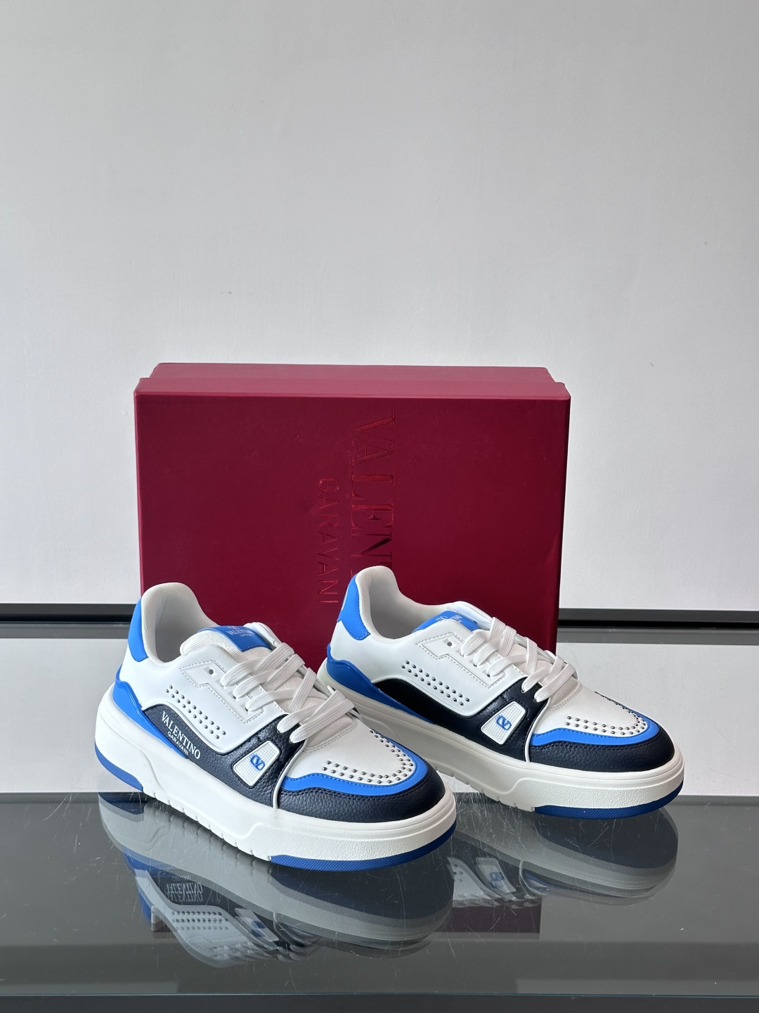 👟Valentino男士拼色厚底板鞋，多色拼接，简约又有层次感。鞋面优质牛皮，透气孔设计，穿着舒适不闷脚