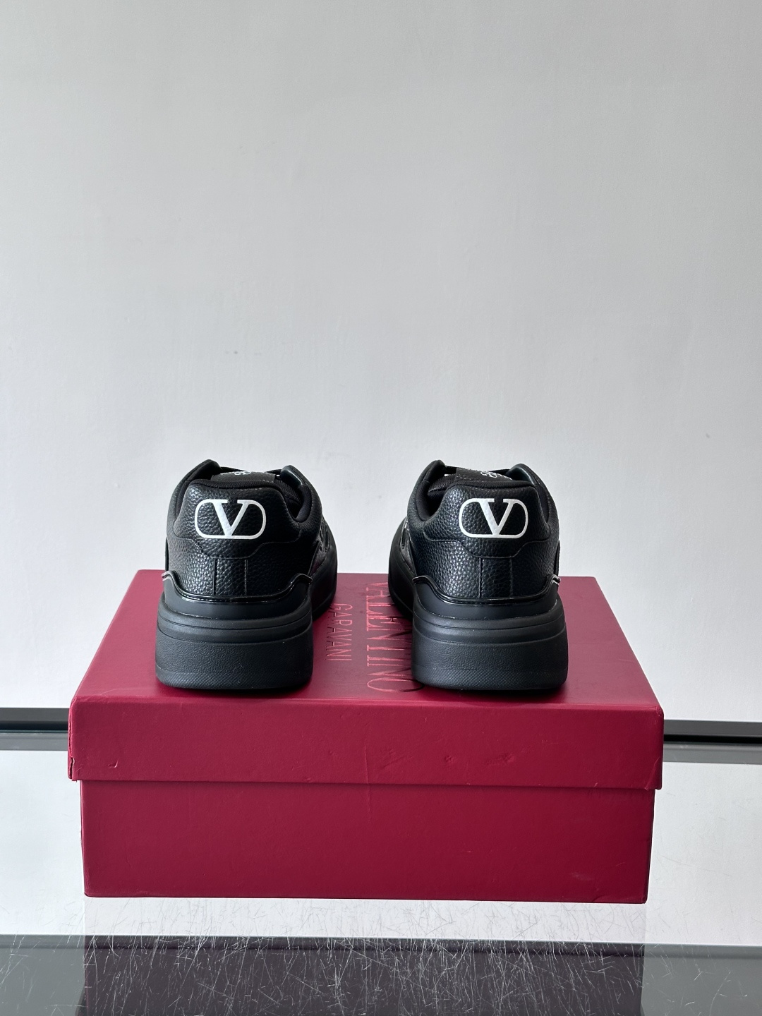 👟Valentino男士拼色厚底板鞋，多色拼接，简约又有层次感。鞋面优质牛皮，透气孔设计，穿着舒适不闷脚
