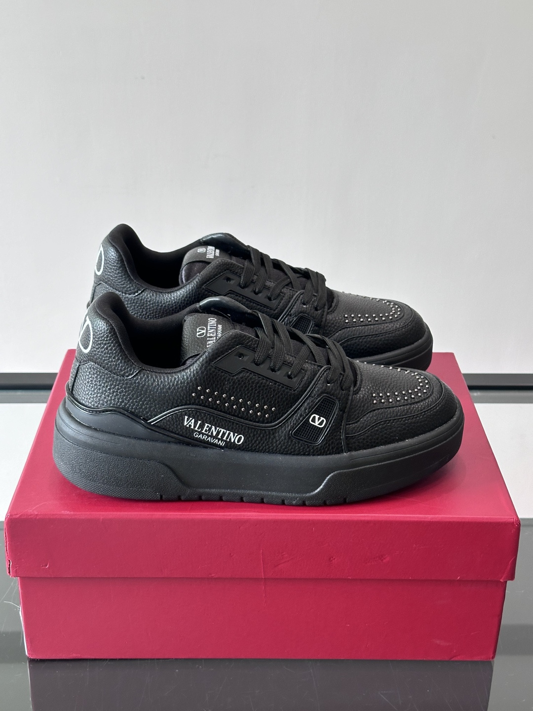 👟Valentino男士拼色厚底板鞋，多色拼接，简约又有层次感。鞋面优质牛皮，透气孔设计，穿着舒适不闷脚