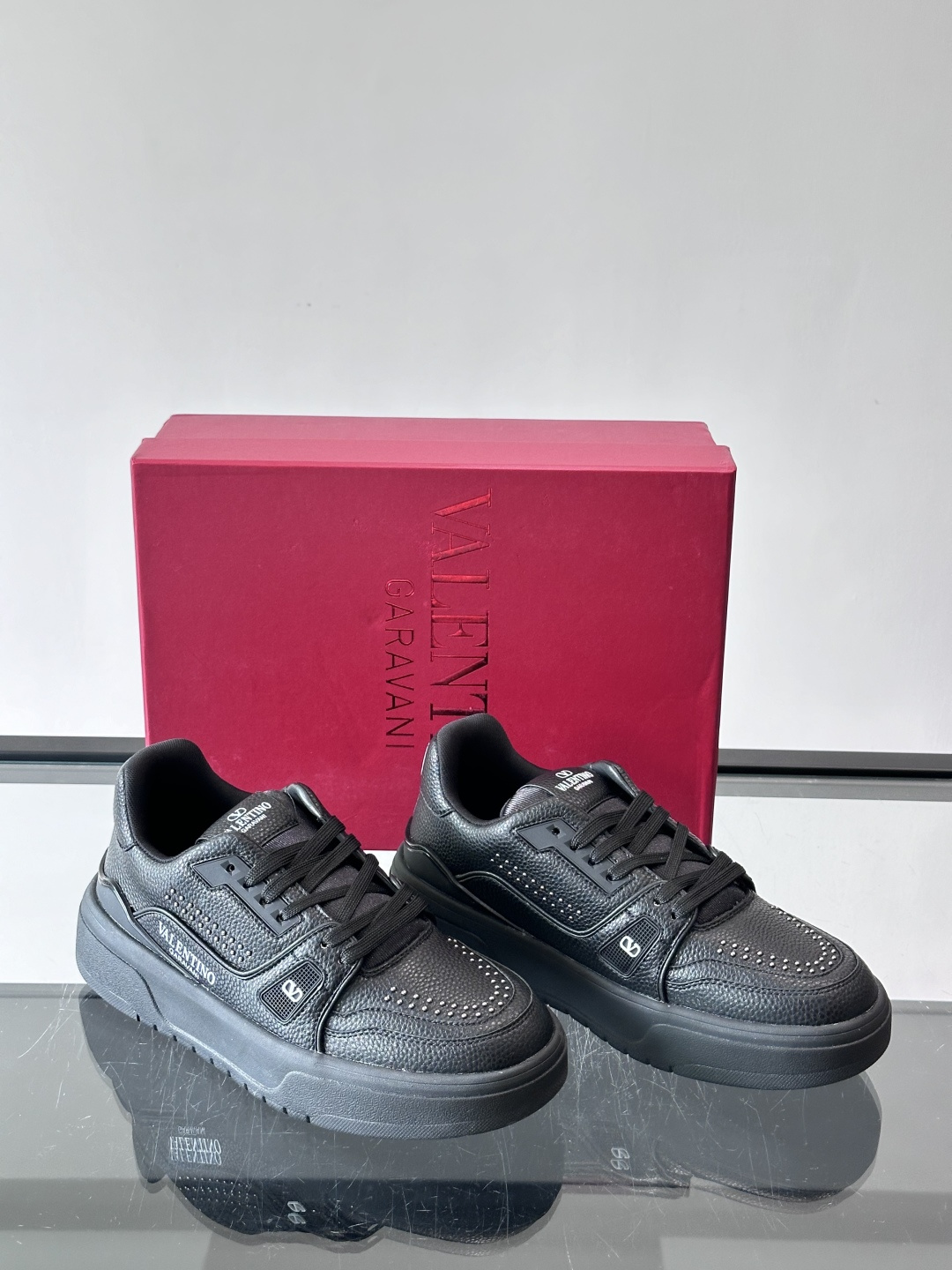 👟Valentino男士拼色厚底板鞋，多色拼接，简约又有层次感。鞋面优质牛皮，透气孔设计，穿着舒适不闷脚