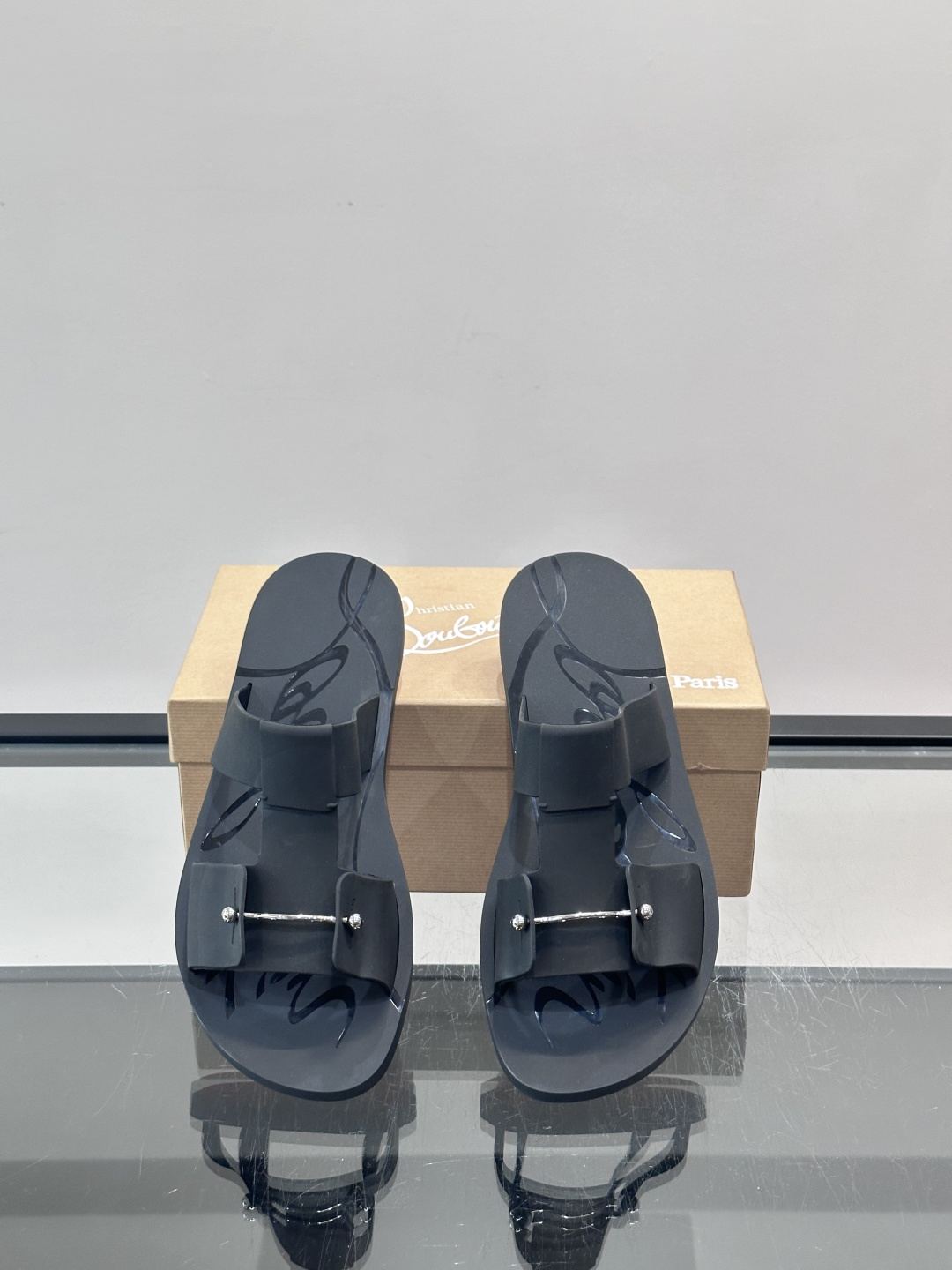 Christian Louboutin男士凉拖，简约设计+标志性金属扣，辨识度超高！鞋面优质皮革，柔软舒