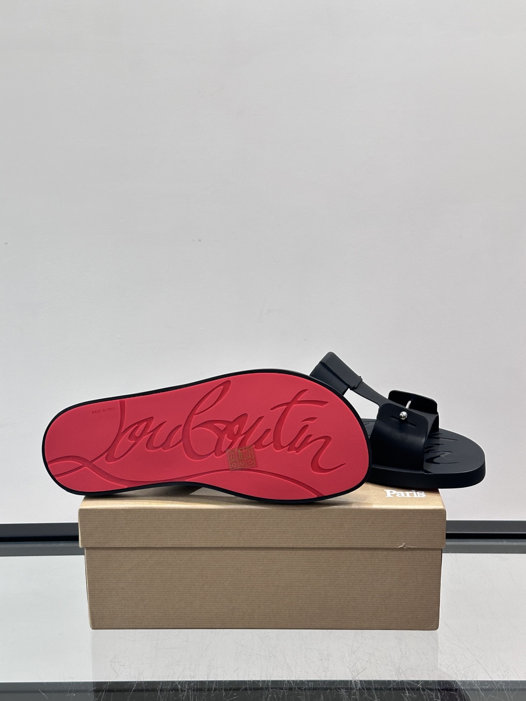 Christian Louboutin男士凉拖，简约设计+标志性金属扣，辨识度超高！鞋面优质皮革，柔软舒
