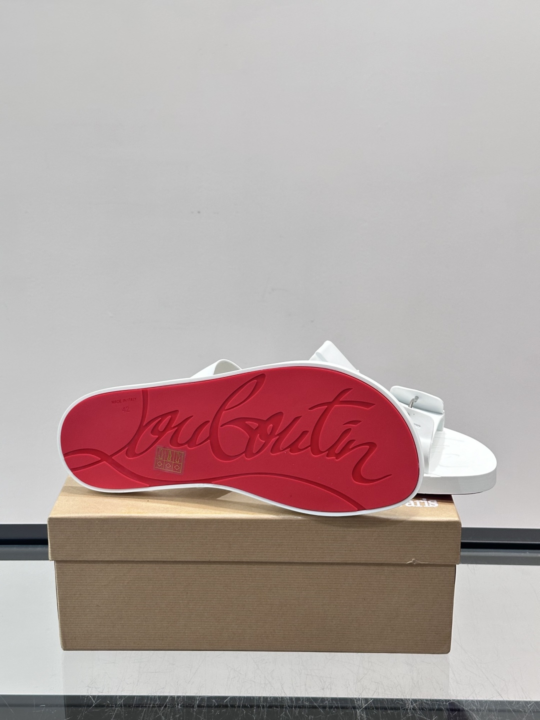 Christian Louboutin男士凉拖，简约设计+标志性金属扣，辨识度超高！鞋面优质皮革，柔软舒