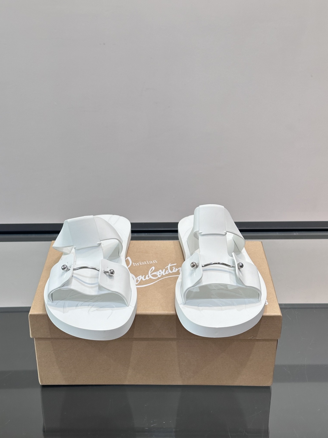 Christian Louboutin男士凉拖，简约设计+标志性金属扣，辨识度超高！鞋面优质皮革，柔软舒
