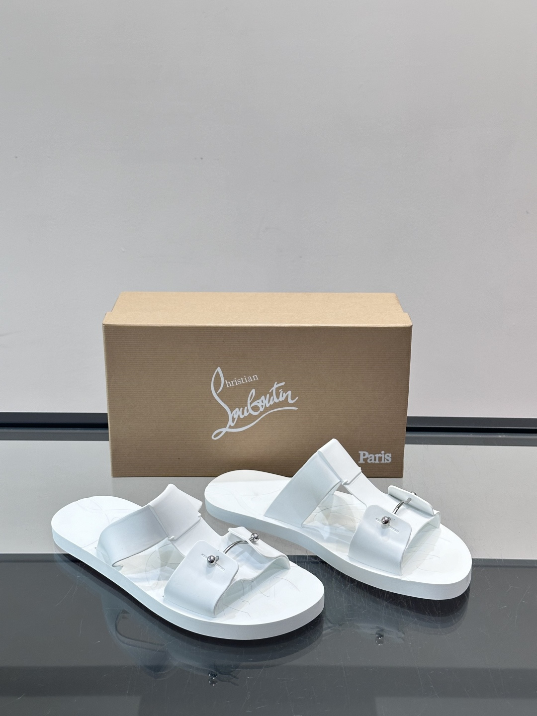 Christian Louboutin男士凉拖，简约设计+标志性金属扣，辨识度超高！鞋面优质皮革，柔软舒