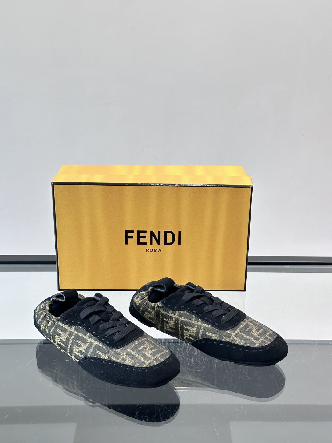 Fendi FF男士休闲复古德训鞋，经典FF老花图案+麂皮拼接，简约又有辨识度✨。橡胶鞋底，穿着舒适，日