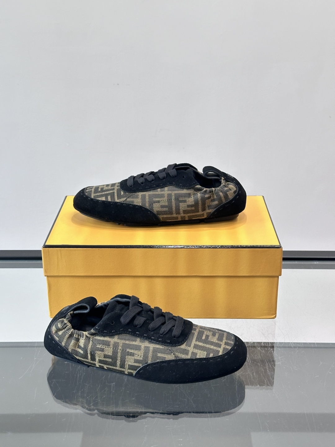 Fendi FF男士休闲复古德训鞋，经典FF老花图案+麂皮拼接，简约又有辨识度✨。橡胶鞋底，穿着舒适，日