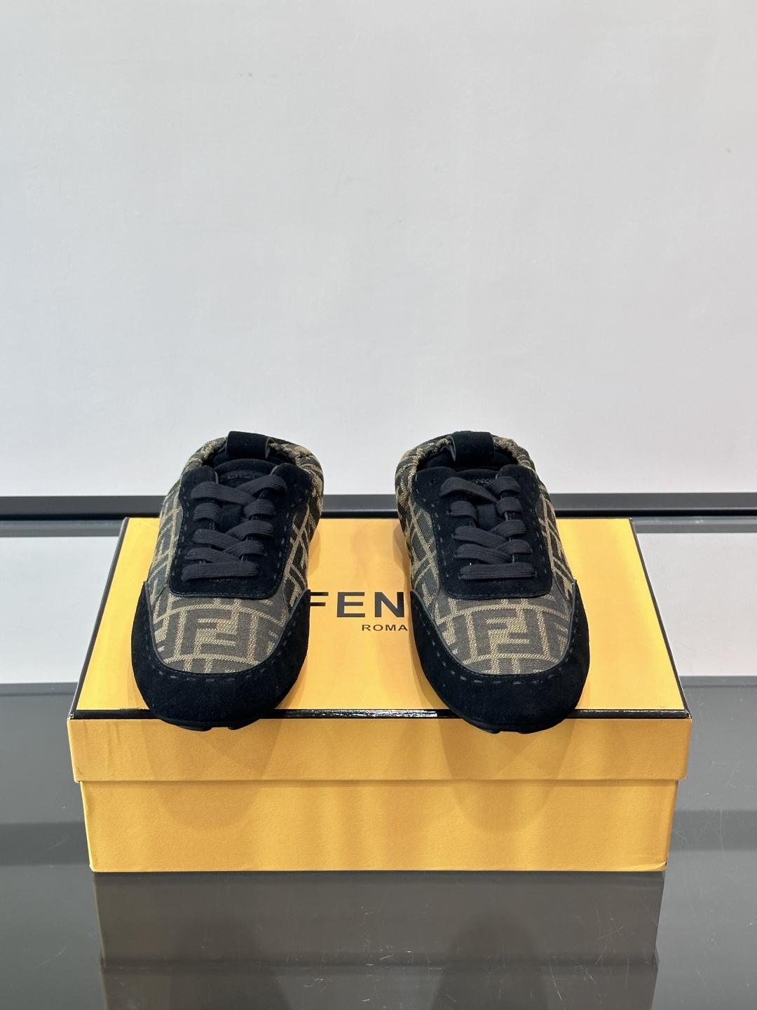Fendi FF男士休闲复古德训鞋，经典FF老花图案+麂皮拼接，简约又有辨识度✨。橡胶鞋底，穿着舒适，日