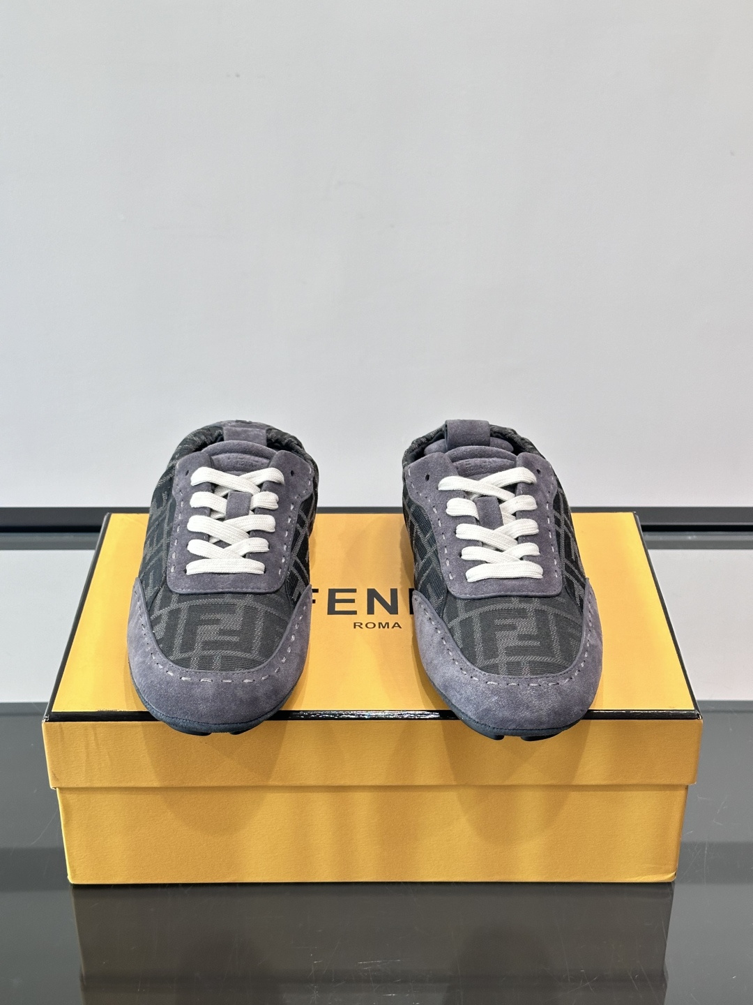 Fendi FF男士休闲复古德训鞋，经典FF老花图案+麂皮拼接，简约又有辨识度✨。橡胶鞋底，穿着舒适，日