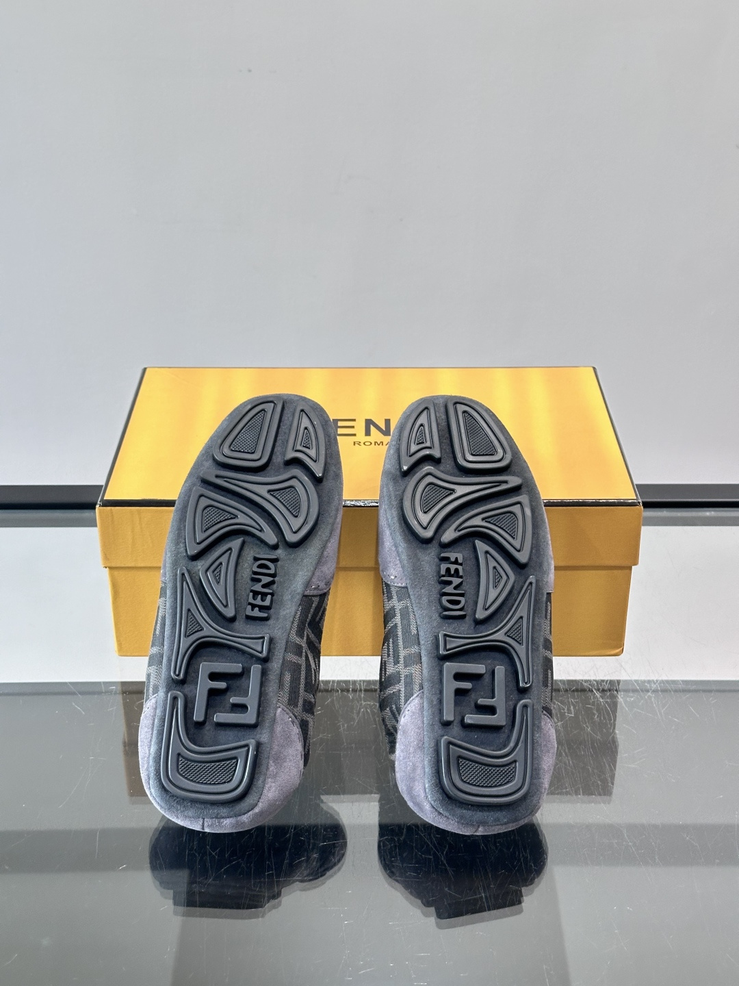 Fendi FF男士休闲复古德训鞋，经典FF老花图案+麂皮拼接，简约又有辨识度✨。橡胶鞋底，穿着舒适，日