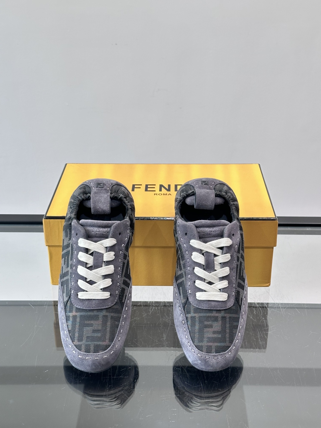 Fendi FF男士休闲复古德训鞋，经典FF老花图案+麂皮拼接，简约又有辨识度✨。橡胶鞋底，穿着舒适，日