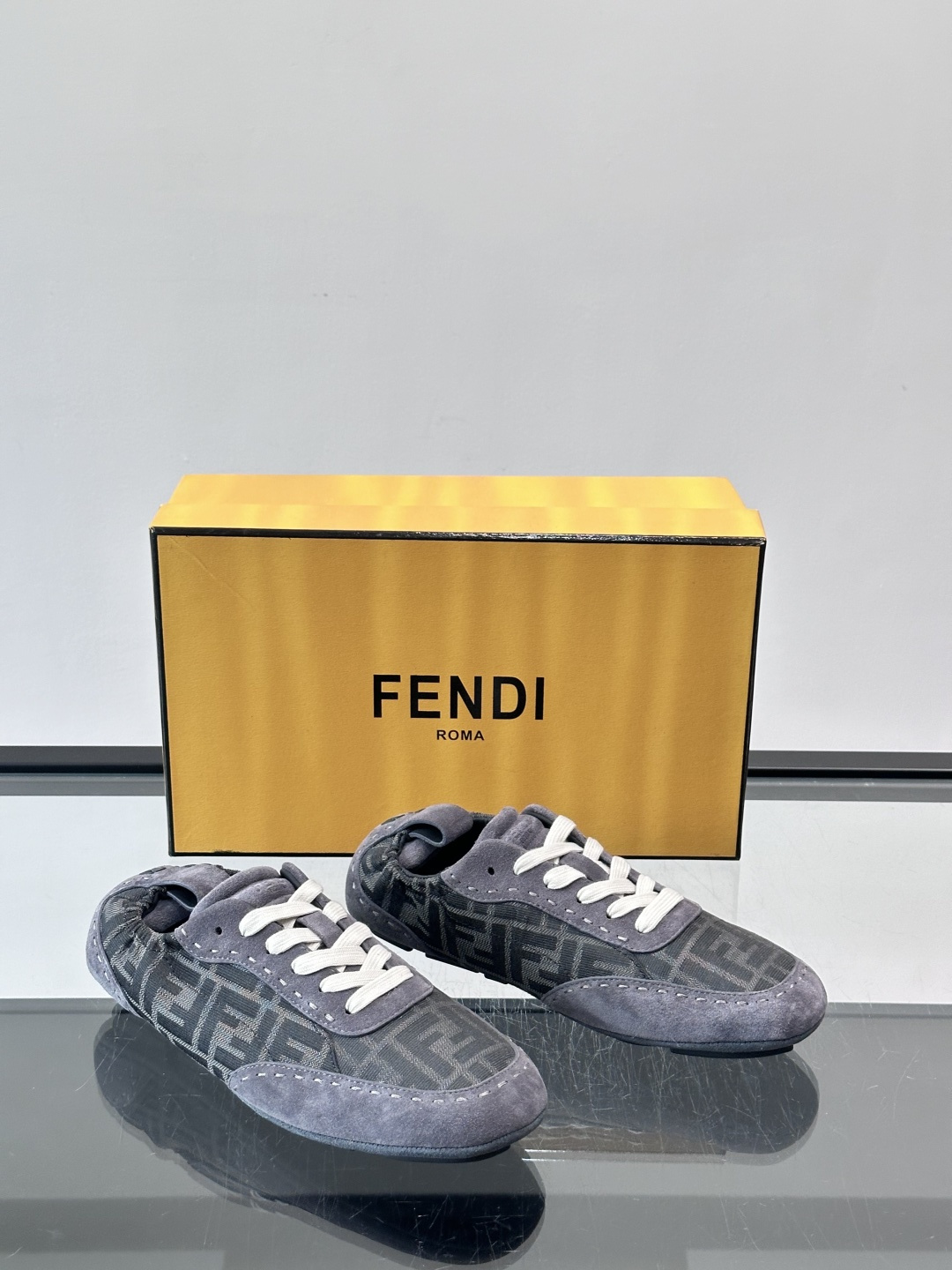Fendi FF男士休闲复古德训鞋，经典FF老花图案+麂皮拼接，简约又有辨识度✨。橡胶鞋底，穿着舒适，日