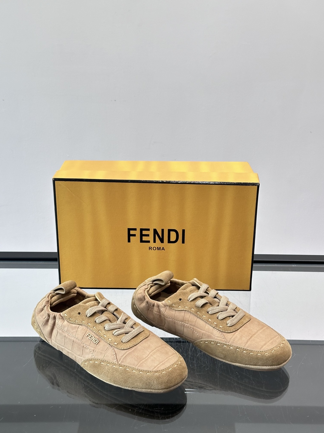 Fend男士德训鞋🏋️，选用优质牛皮，鞋面光滑细腻，简约大方，侧面有品牌标志。橡胶鞋底防滑，日常穿着超舒