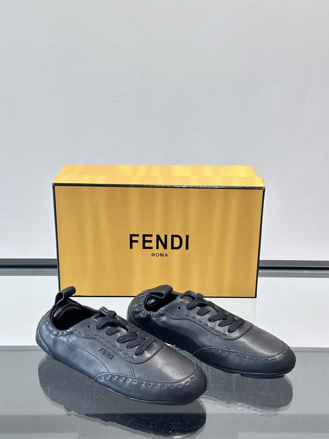 Fend男士德训鞋🏋️，选用优质牛皮，鞋面光滑细腻，简约大方，侧面有品牌标志。橡胶鞋底防滑，日常穿着超舒
