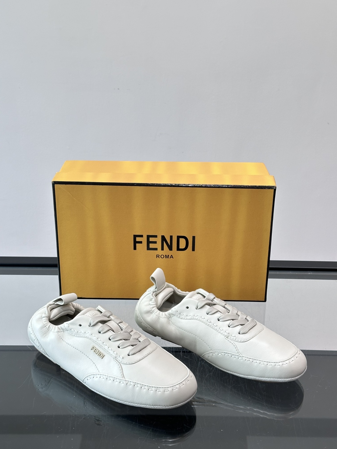 Fend男士德训鞋🏋️，选用优质牛皮，鞋面光滑细腻，简约大方，侧面有品牌标志。橡胶鞋底防滑，日常穿着超舒