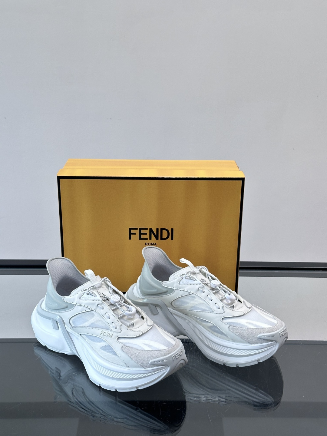 Fendi男士休闲老爹鞋，经典复古老爹鞋设计，鞋面采用网布➕牛皮拼接，轻薄透气，日常穿着超舒适✨。厚底缓