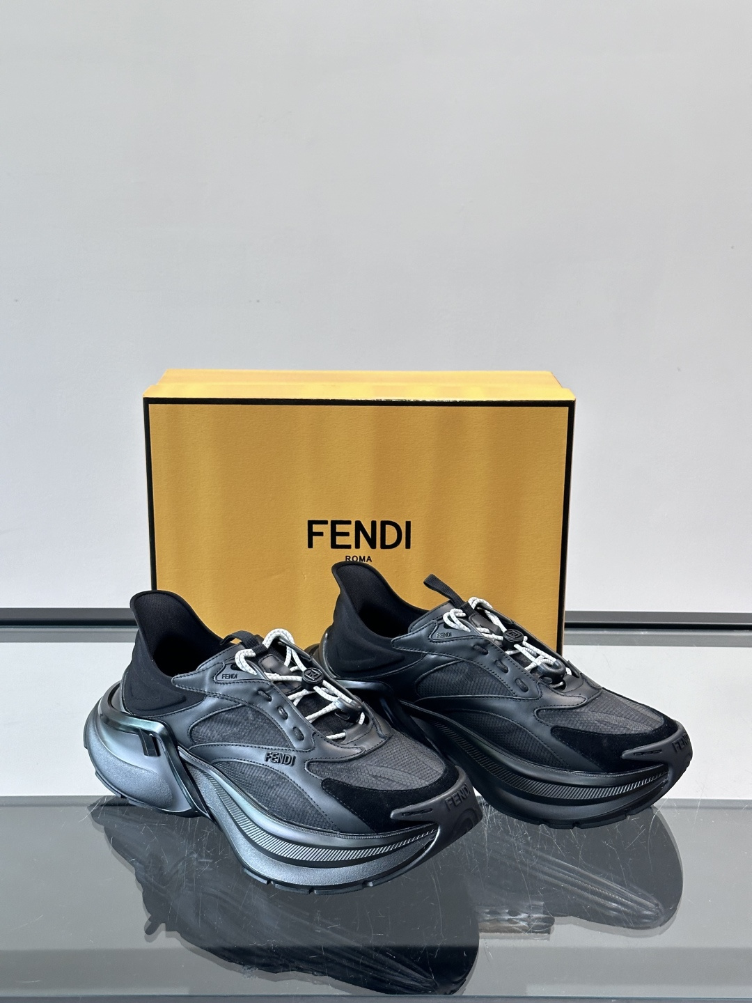 Fendi男士休闲老爹鞋，经典复古老爹鞋设计，鞋面采用网布➕牛皮拼接，轻薄透气，日常穿着超舒适✨。厚底缓