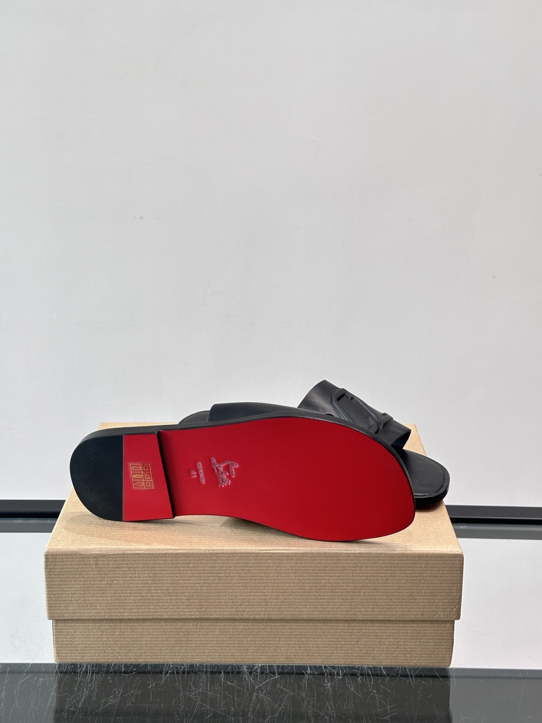 🖤Christian Louboutin男士凉拖，选用优质皮革，鞋面有标志性“CL”装饰，简约又有辨识度