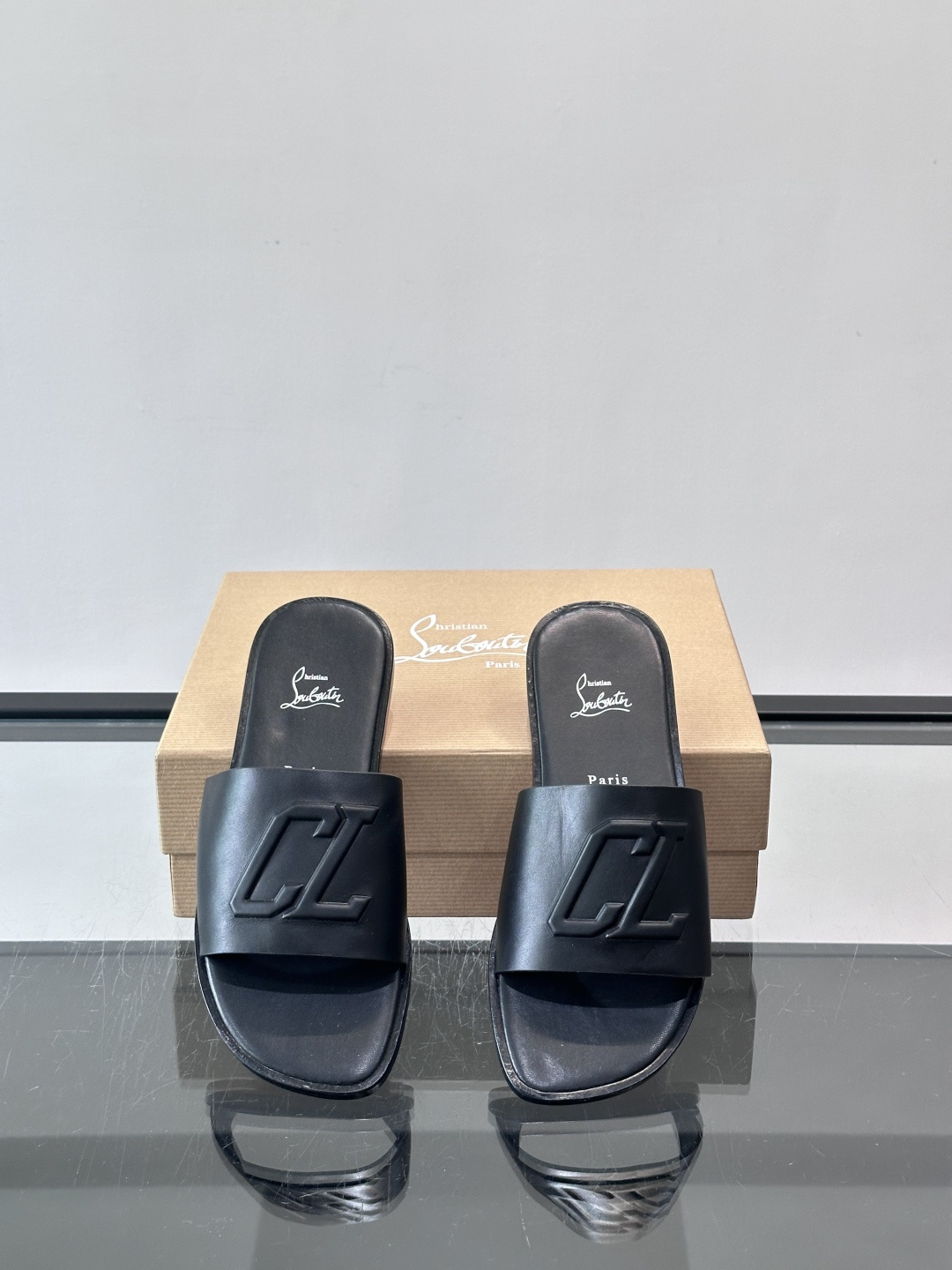 🖤Christian Louboutin男士凉拖，选用优质皮革，鞋面有标志性“CL”装饰，简约又有辨识度