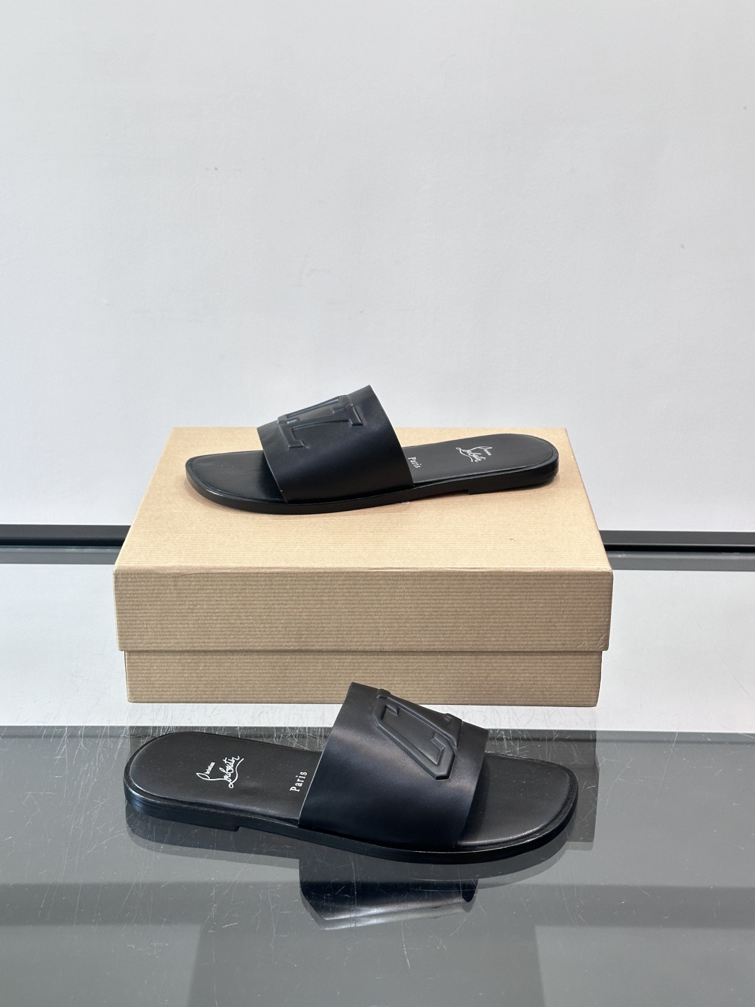 🖤Christian Louboutin男士凉拖，选用优质皮革，鞋面有标志性“CL”装饰，简约又有辨识度