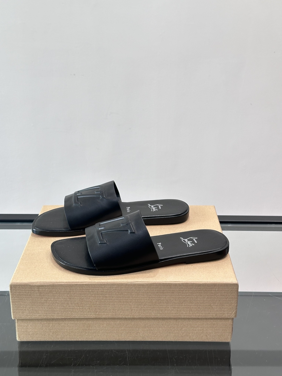 🖤Christian Louboutin男士凉拖，选用优质皮革，鞋面有标志性“CL”装饰，简约又有辨识度
