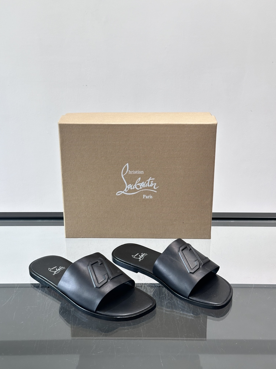 🖤Christian Louboutin男士凉拖，选用优质皮革，鞋面有标志性“CL”装饰，简约又有辨识度