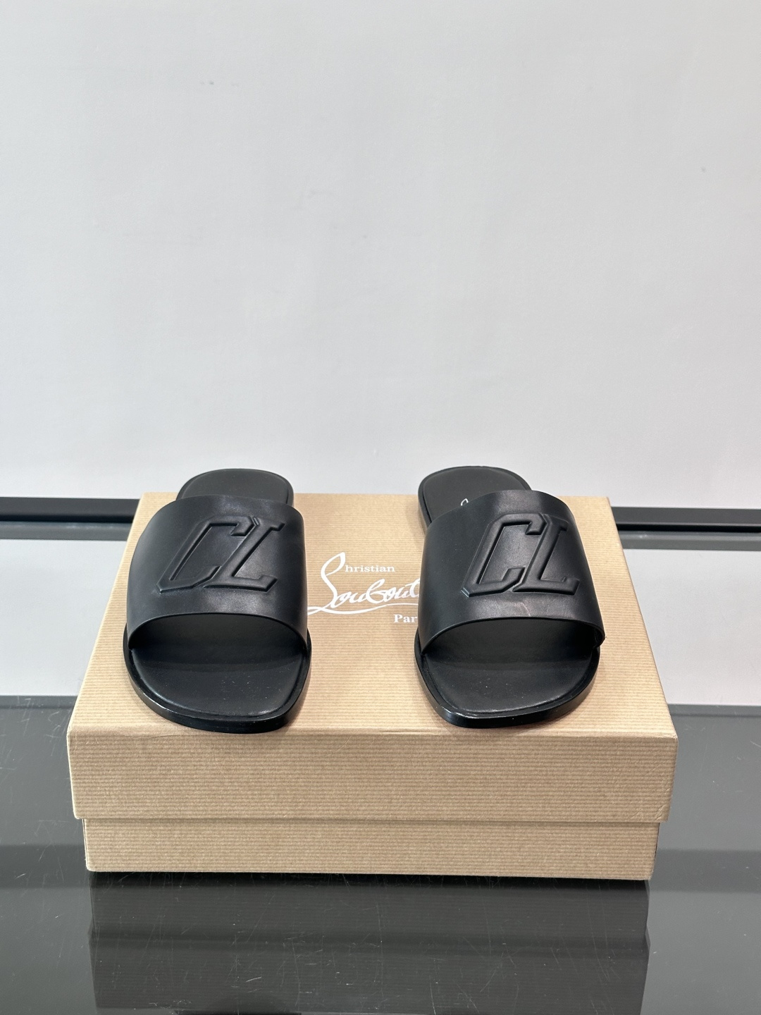 🖤Christian Louboutin男士凉拖，选用优质皮革，鞋面有标志性“CL”装饰，简约又有辨识度