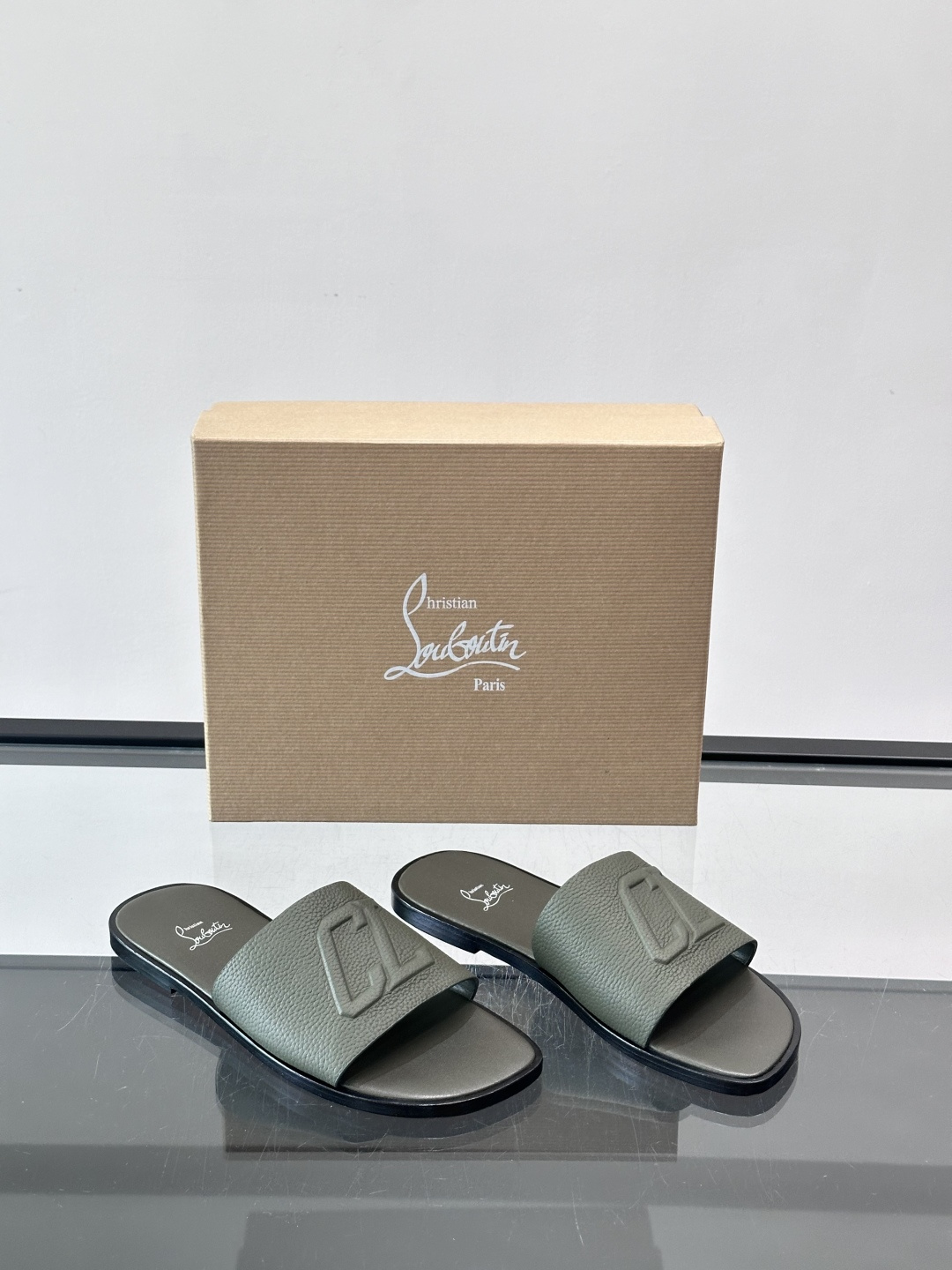 🖤Christian Louboutin男士凉拖，选用优质皮革，鞋面有标志性“CL”装饰，简约又有辨识度